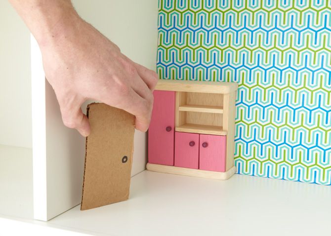 Hacer una casita de muñecas con una estantería